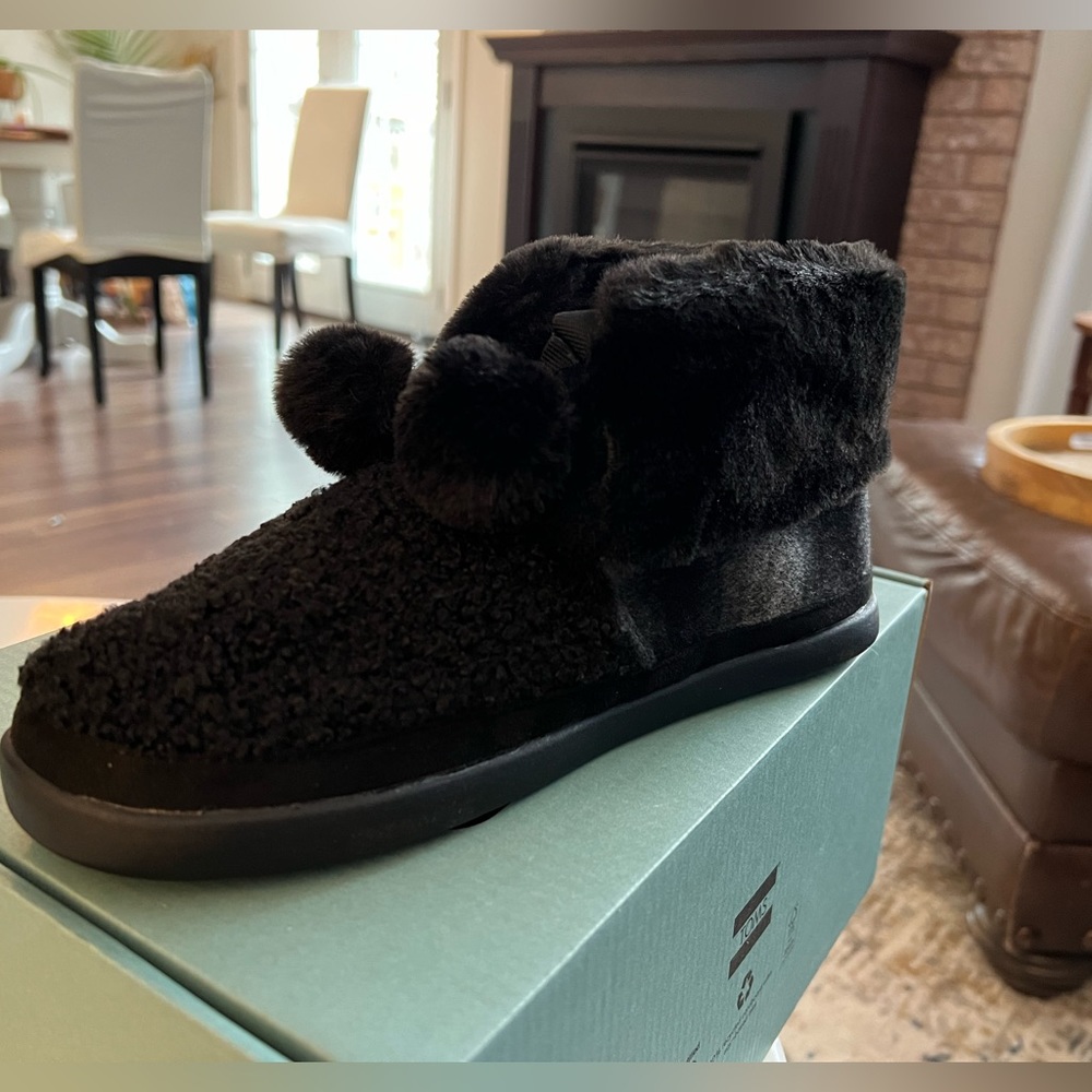 New in Box TOMS Celeste slippers size 8.5